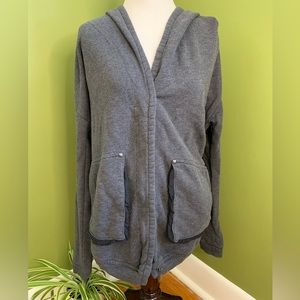 Wilfred sweatshirt, with pockets.